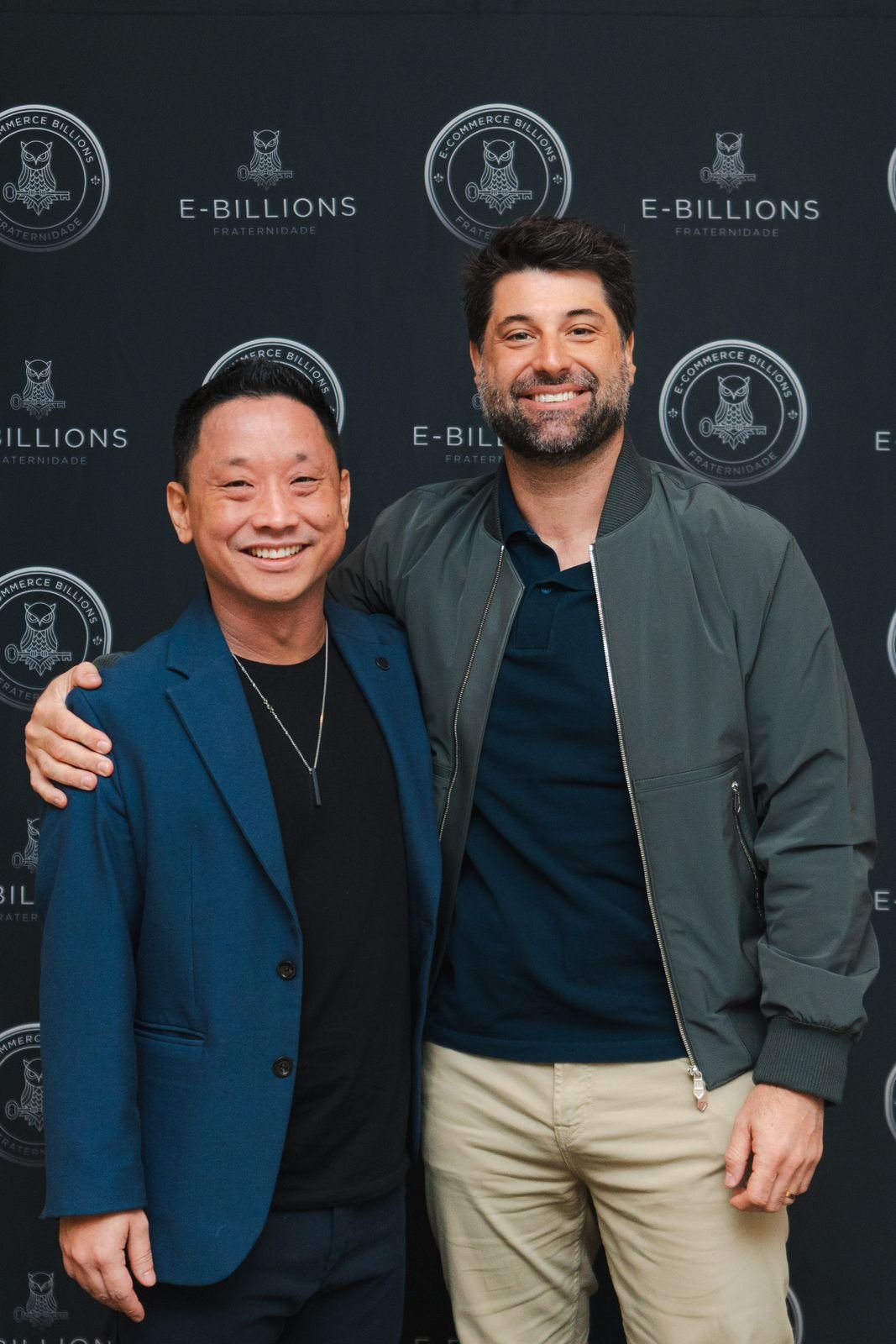 Alfredo Soares, embaixador do E-Billions, ao lado de Rodrigo Nakagaki