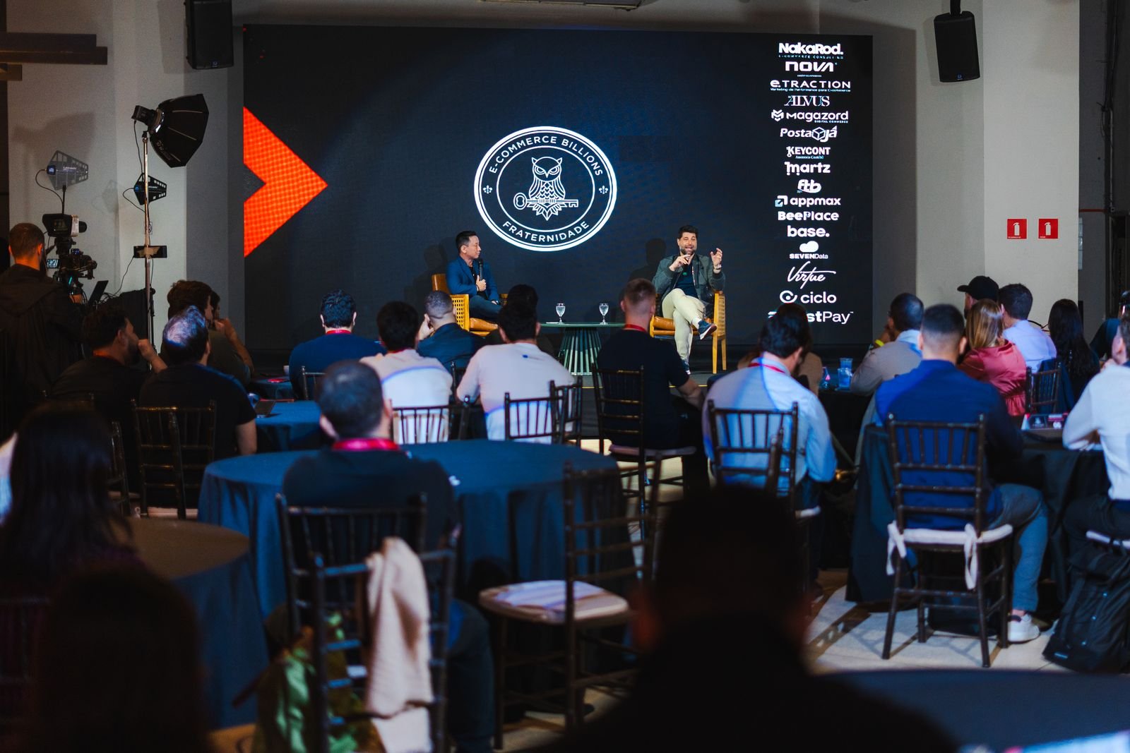 Rodrigo Nakagaki e Alfredo Soares no palco do E-Billions
