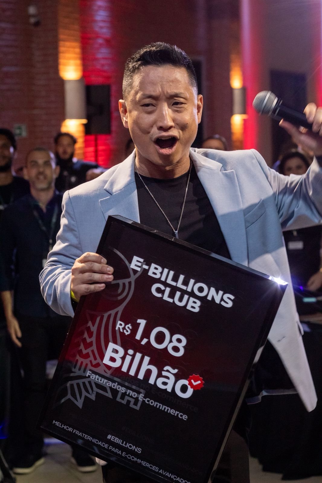 Rodrigo Nakagaki comemorando R$1,08 Bilhão faturados pelos membros do E-Billions Club no e-commerce