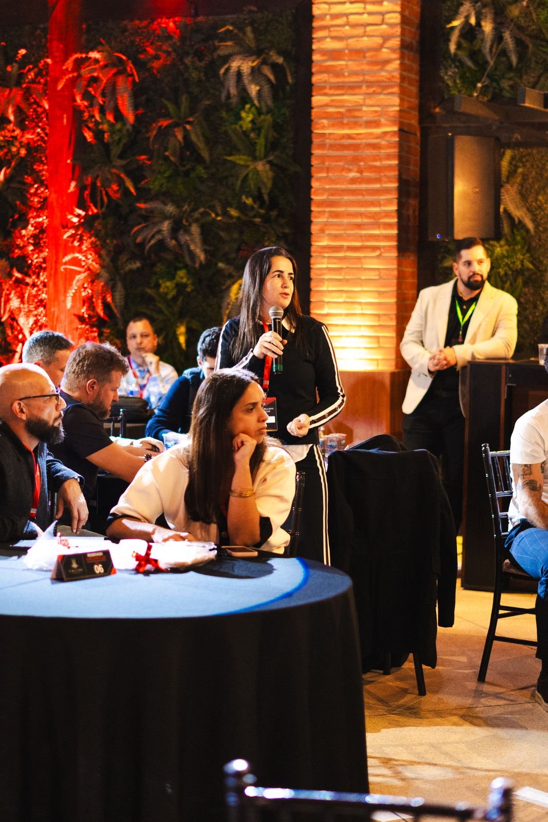 Participante fazendo uma pergunta durante o hot seat